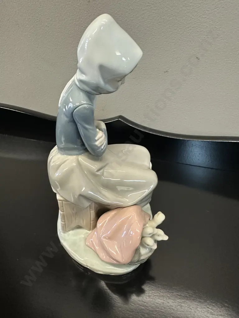 Lladro Figurine Girl With Ducks H21cm. Image 1++