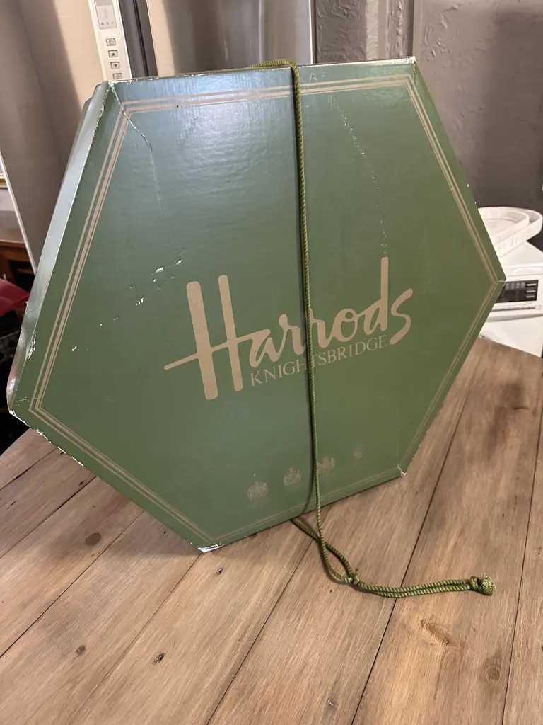 Harrods Knightbridge Hat Box 24x65x60cm. Image 1++