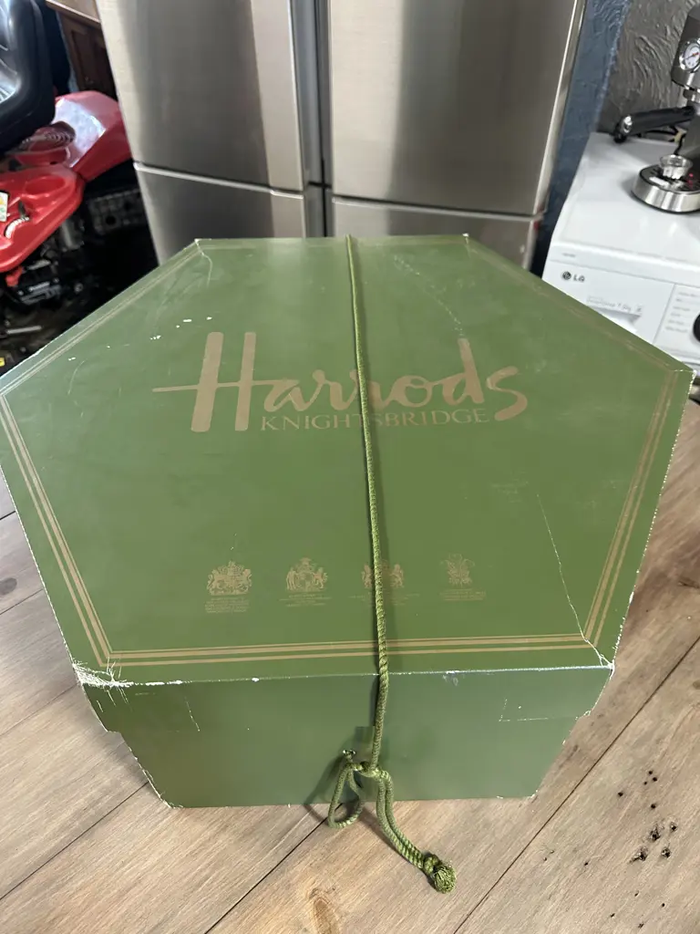 Harrods Knightbridge Hat Box 24x65x60cm. Image 1++
