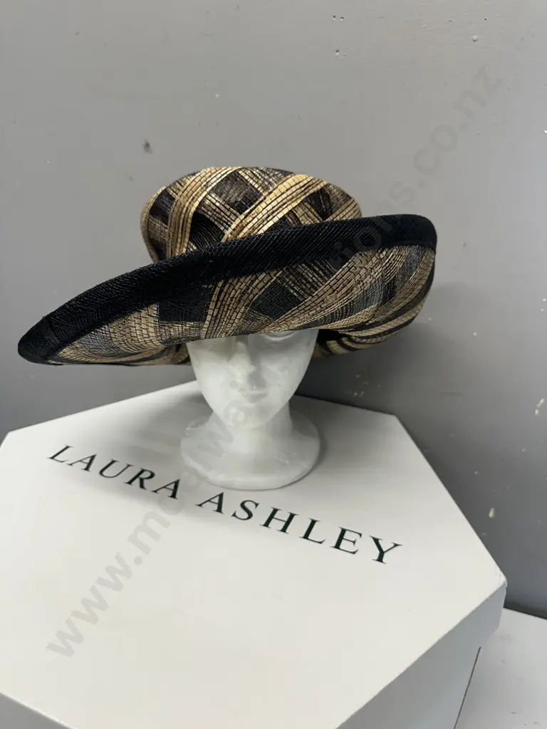 Laura Ashley Womens Formal Hat Made In Italy Black & Tan With Hat Box Image 1++