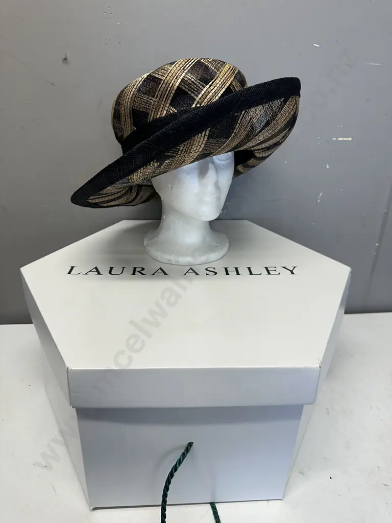 Laura Ashley Womens Formal Hat Made In Italy Black & Tan With Hat Box Image 1++