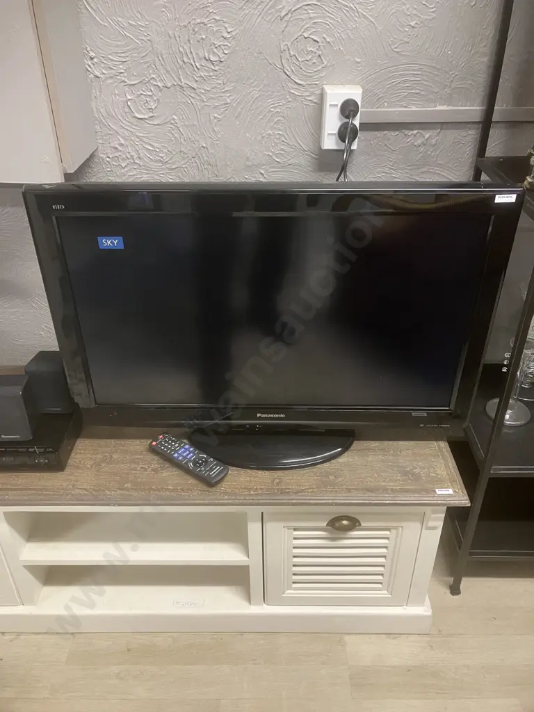 Panasonic Viera 32" LCD TV TH-L32X25Z & DVD Home Theatre Sound System SA-PT70 With Remote Control Image 1++