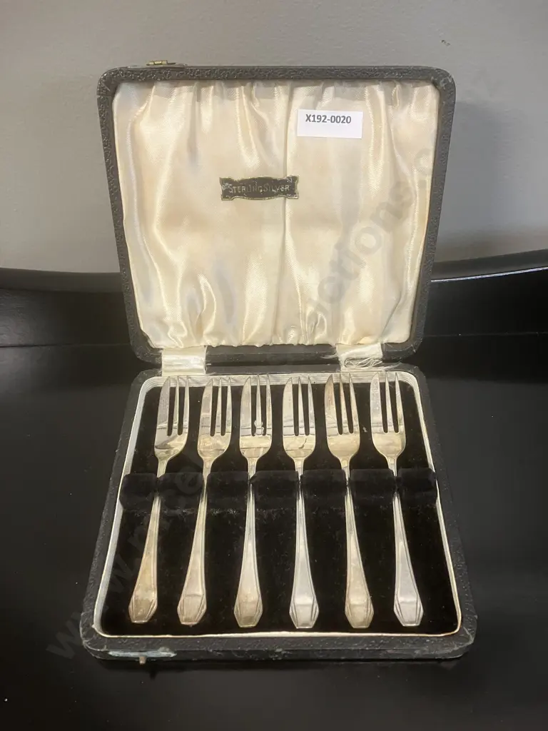 A Cased Set of Six Hallmarked Sterling Silver Pastry Forks - Angora Silver Plate Co, Sheffield 1937 Image 1++