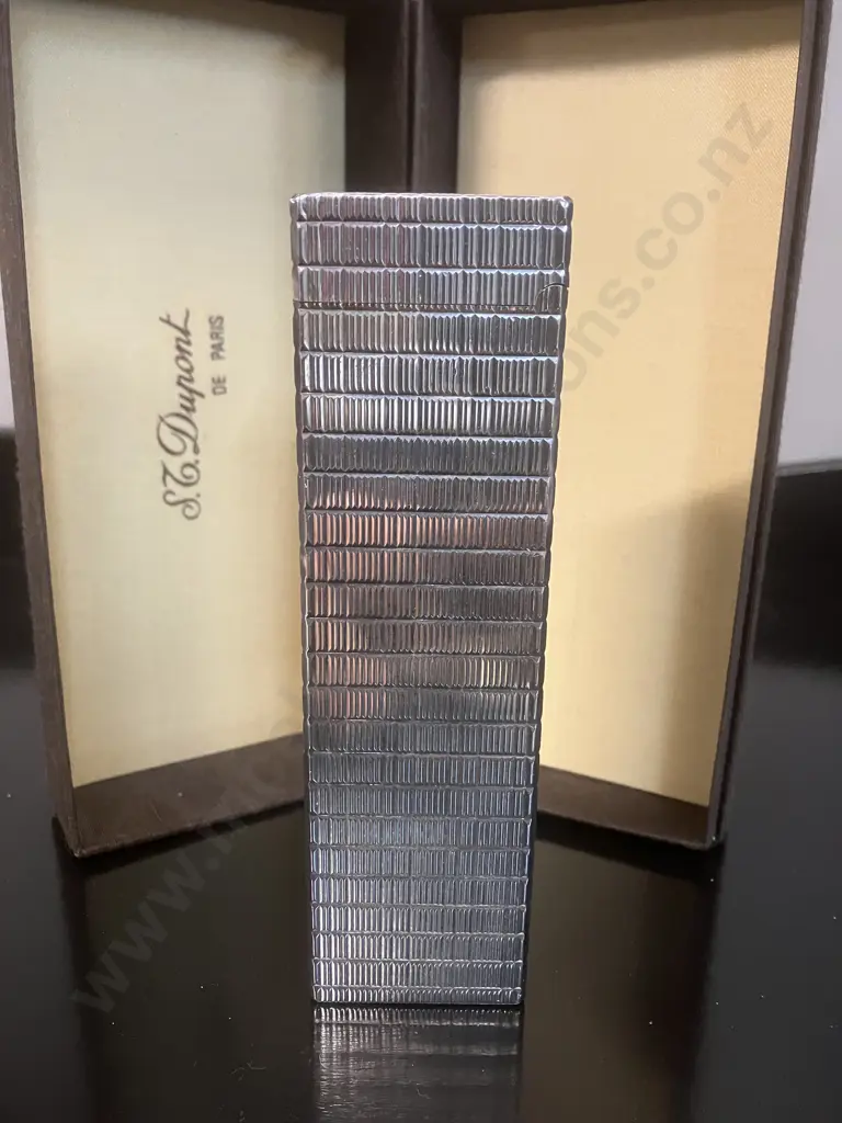 Classic S.T. Dupont Ligne 1 Table Lighter in Box, Silver Plated Classic Deep Checked Pattern 1980’s Image 1++