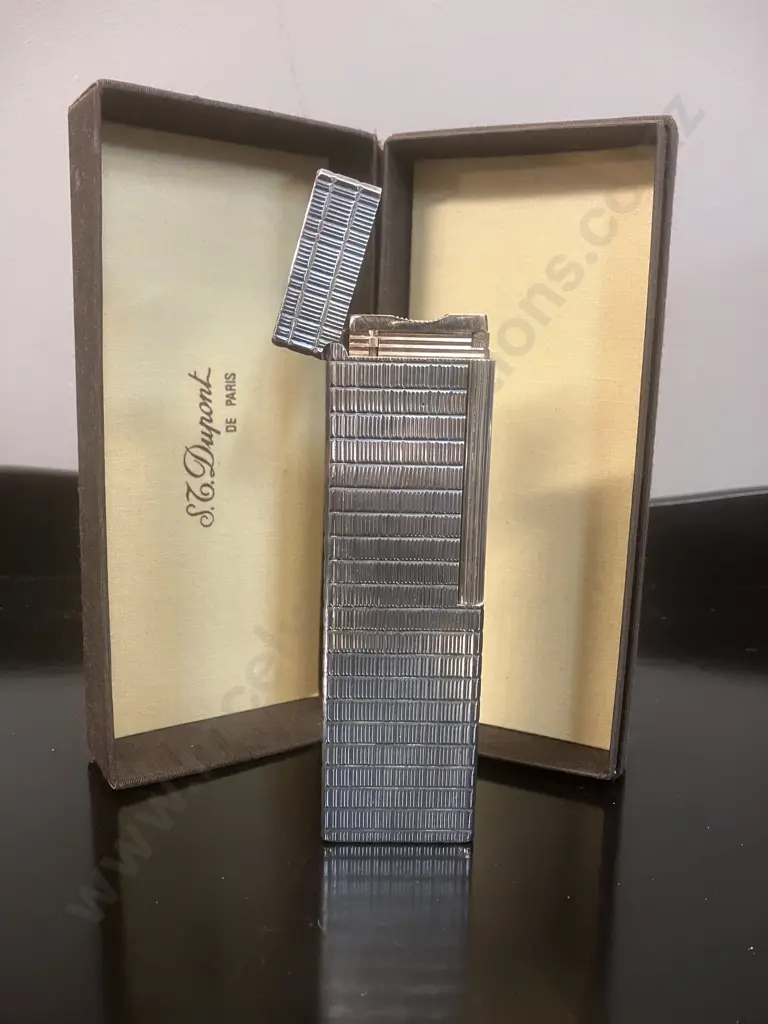 Classic S.T. Dupont Ligne 1 Table Lighter in Box, Silver Plated Classic Deep Checked Pattern 1980’s Image 1++