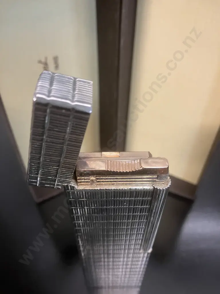 Classic S.T. Dupont Ligne 1 Table Lighter in Box, Silver Plated Classic Deep Checked Pattern 1980’s Image 1++