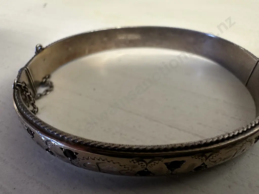 Stamped 9ct Sterling Silver Vintage Bangle With Garnet Gem Stones Image 1++
