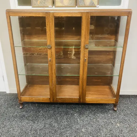 Oak China Display Cabinet, 2 Glass Shelves, Double Door With Key, Cabriole legs. H104 W106 D34cm