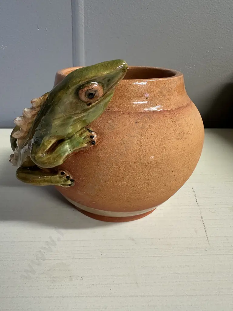 Vintage Terracotta Pot With Raised Lizard Design H12cm. Image 1++