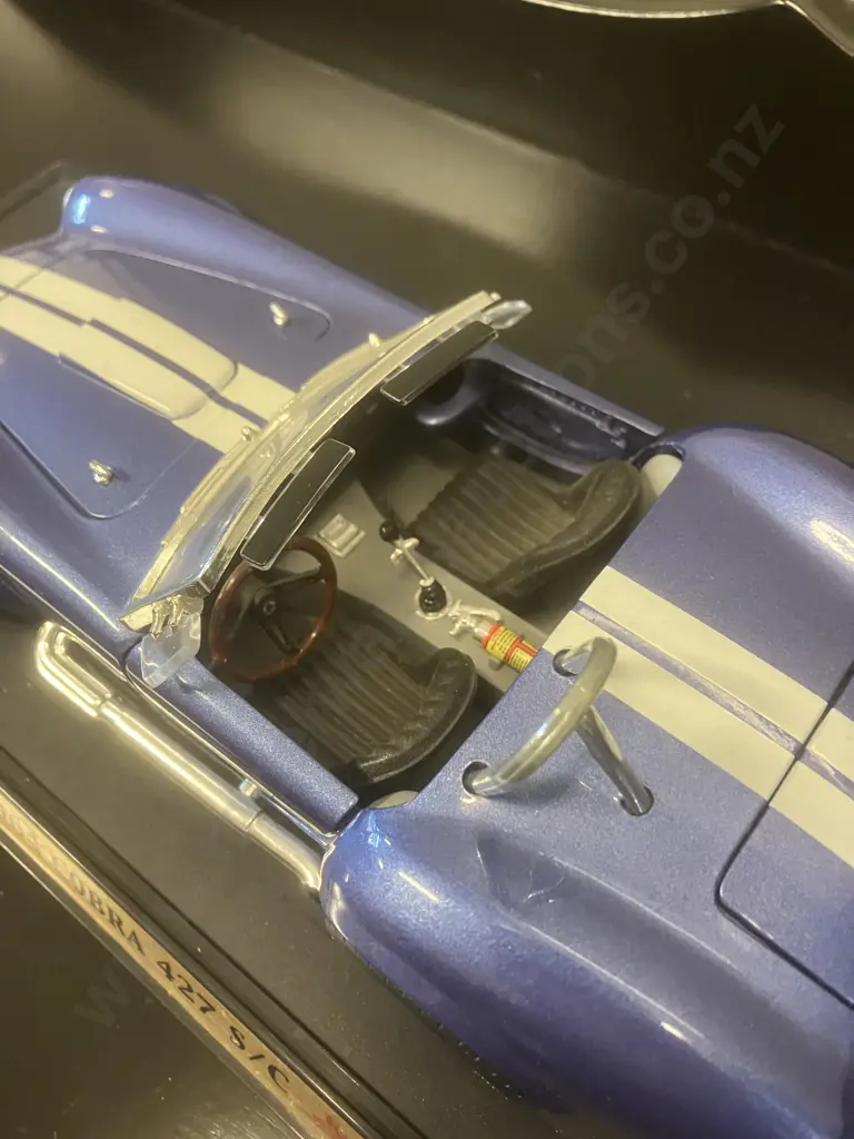 1964 Blue Shelby Cobra 427 S/C 1/18 Diecast Model Car With Display Stand - Road Signature Collection Image 1++
