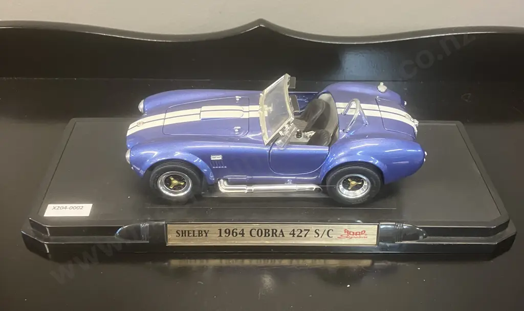 1964 Blue Shelby Cobra 427 S/C 1/18 Diecast Model Car With Display Stand - Road Signature Collection Image 1++