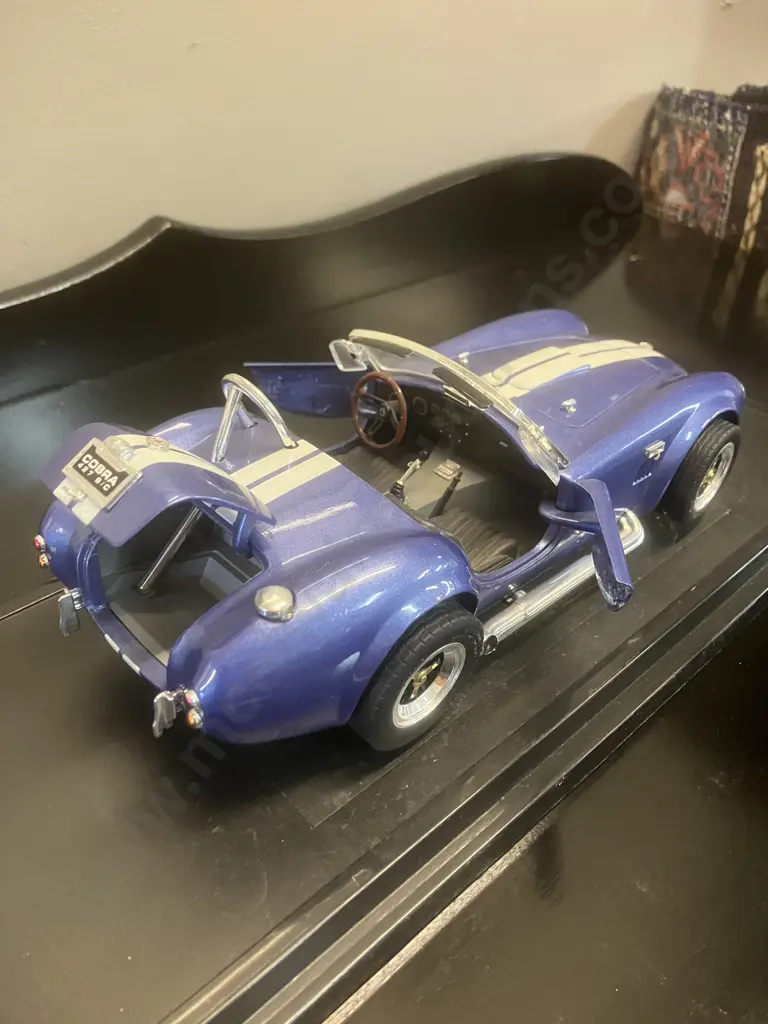 1964 Blue Shelby Cobra 427 S/C 1/18 Diecast Model Car With Display Stand - Road Signature Collection Image 1++