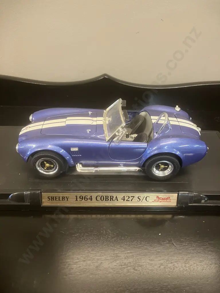 1964 Blue Shelby Cobra 427 S/C 1/18 Diecast Model Car With Display Stand - Road Signature Collection Image 1++