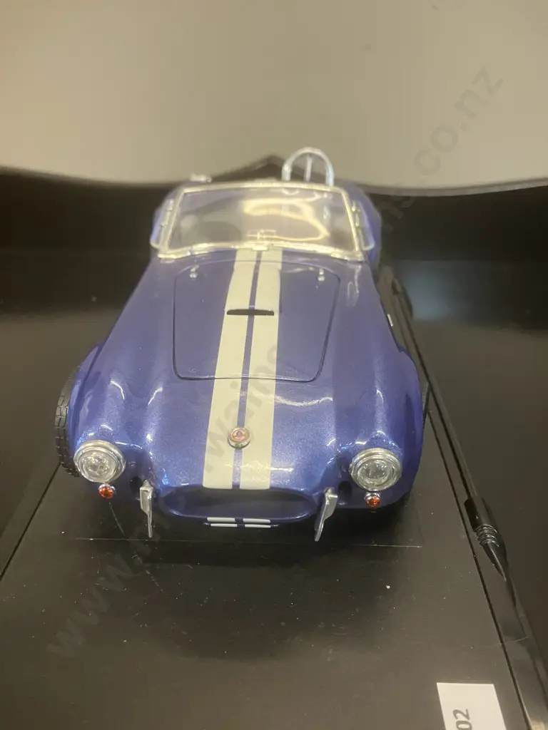 1964 Blue Shelby Cobra 427 S/C 1/18 Diecast Model Car With Display Stand - Road Signature Collection Image 1++