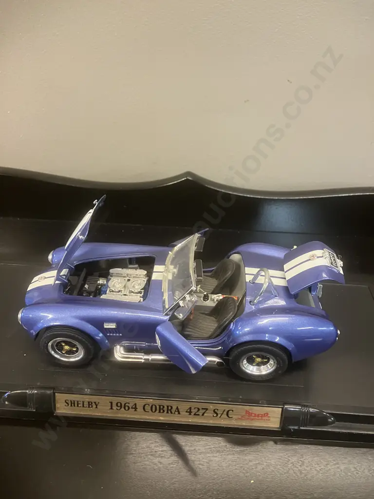 1964 Blue Shelby Cobra 427 S/C 1/18 Diecast Model Car With Display Stand - Road Signature Collection Image 1++