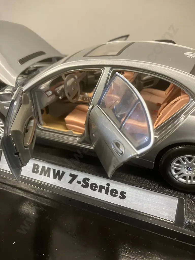1/18 BMW 7-Series Grey Diecast Model Car With Display Stand Image 1++