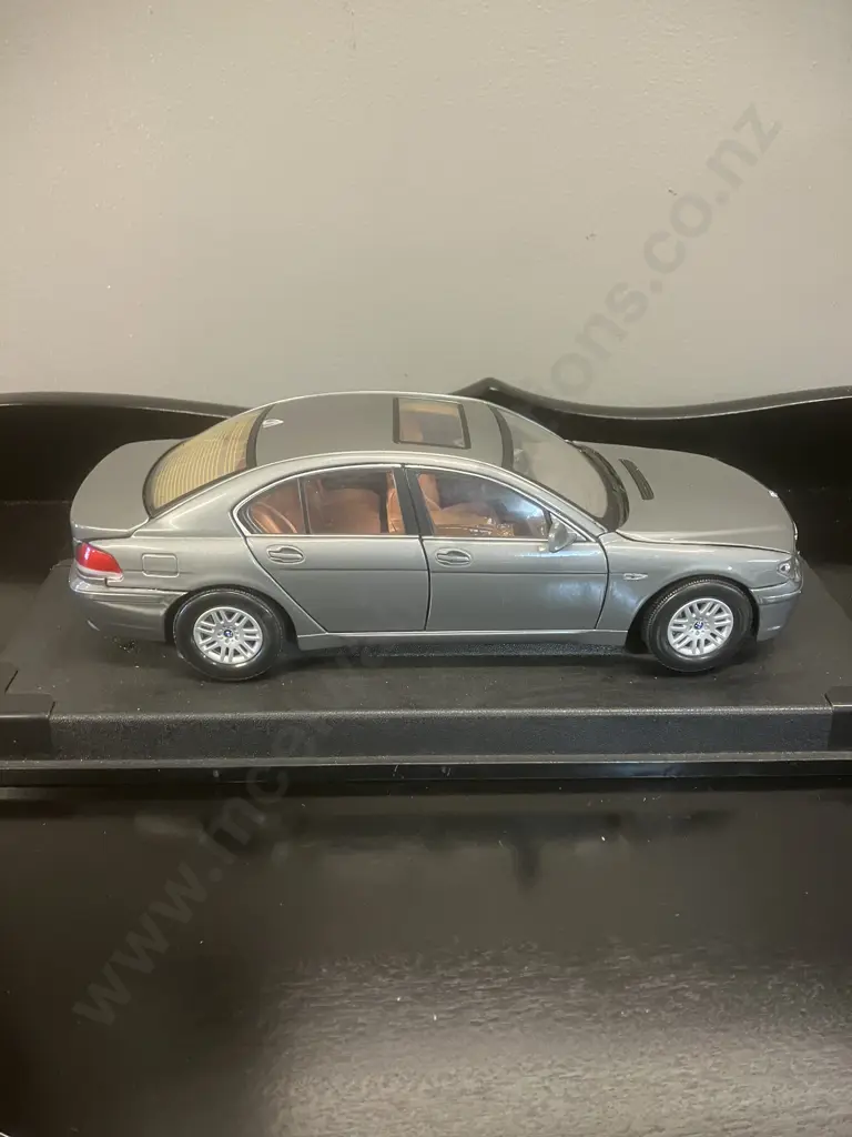 1/18 BMW 7-Series Grey Diecast Model Car With Display Stand Image 1++