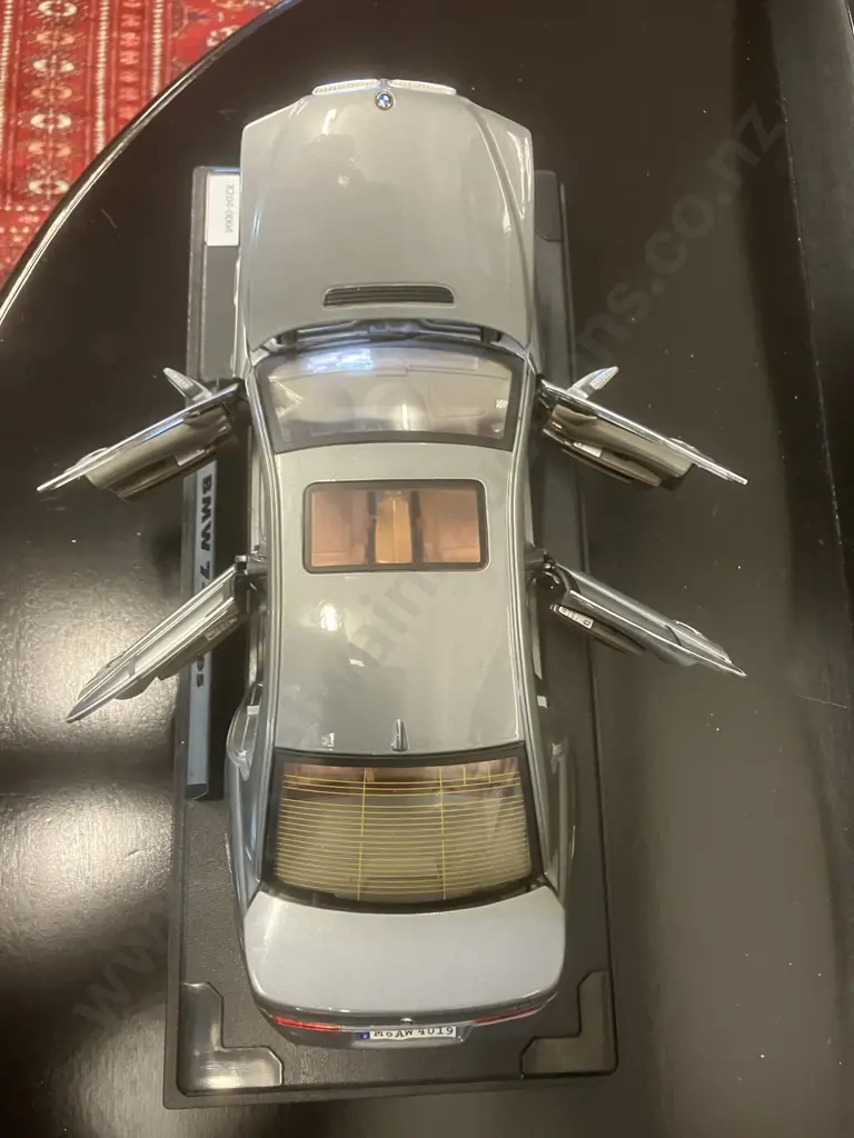 1/18 BMW 7-Series Grey Diecast Model Car With Display Stand Image 1++