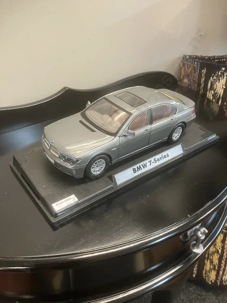 1/18 BMW 7-Series Grey Diecast Model Car With Display Stand Image 1++