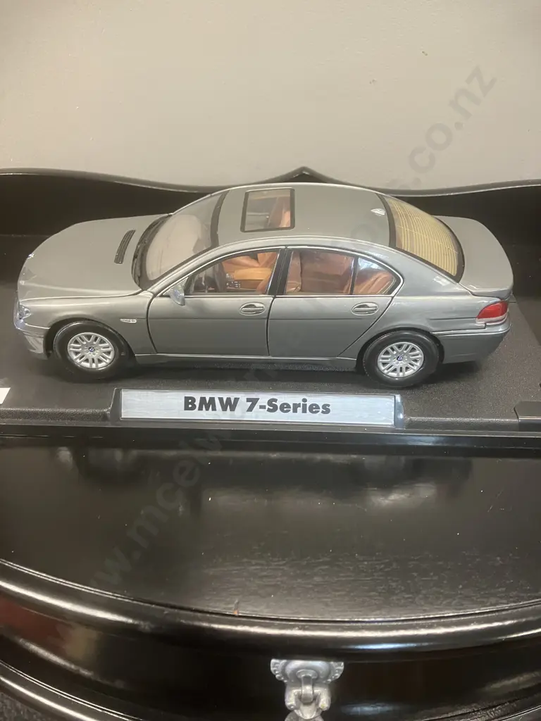 1/18 BMW 7-Series Grey Diecast Model Car With Display Stand Image 1++
