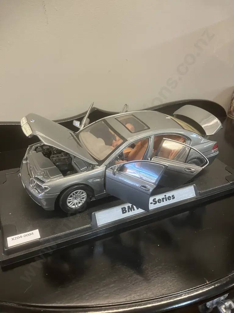 1/18 BMW 7-Series Grey Diecast Model Car With Display Stand Image 1++
