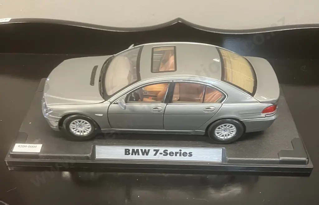 1/18 BMW 7-Series Grey Diecast Model Car With Display Stand Image 1++