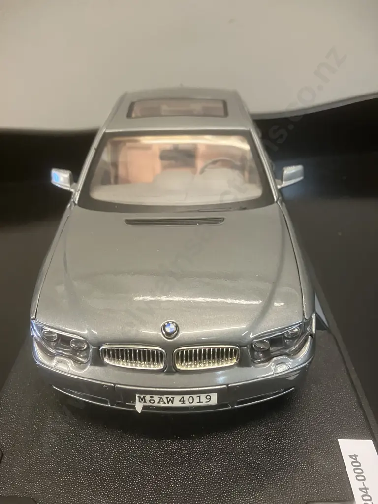 1/18 BMW 7-Series Grey Diecast Model Car With Display Stand Image 1++