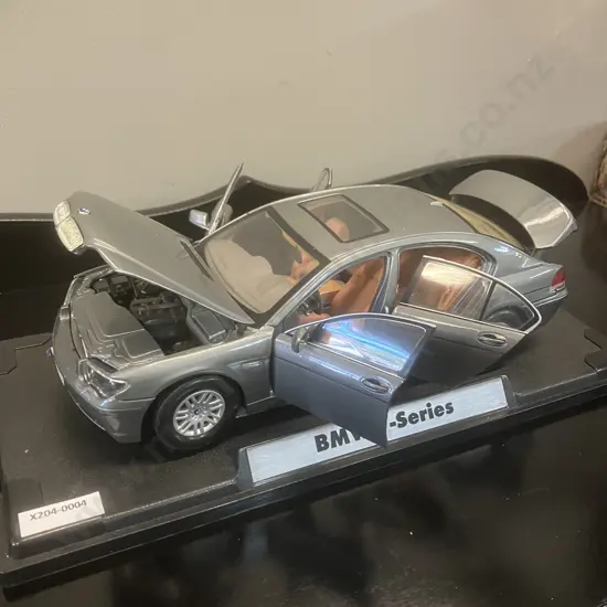 1/18 BMW 7-Series Grey Diecast Model Car With Display Stand