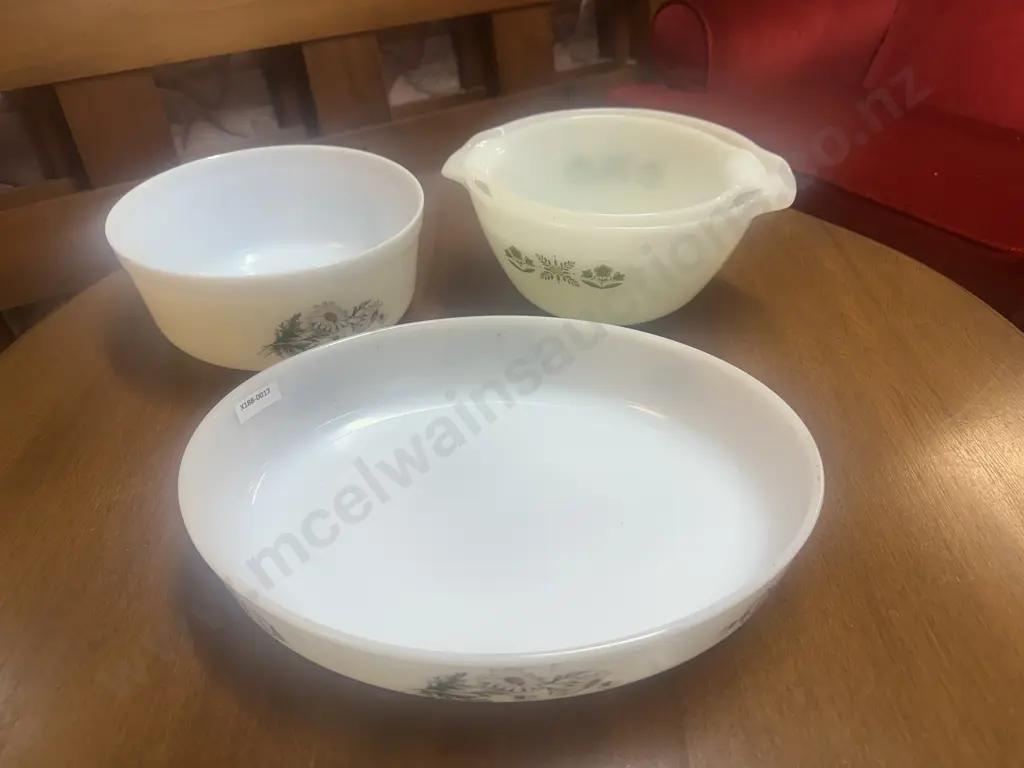 Two Anchor Hocking pouring bowls with two French Daisy Bowls Image 1++