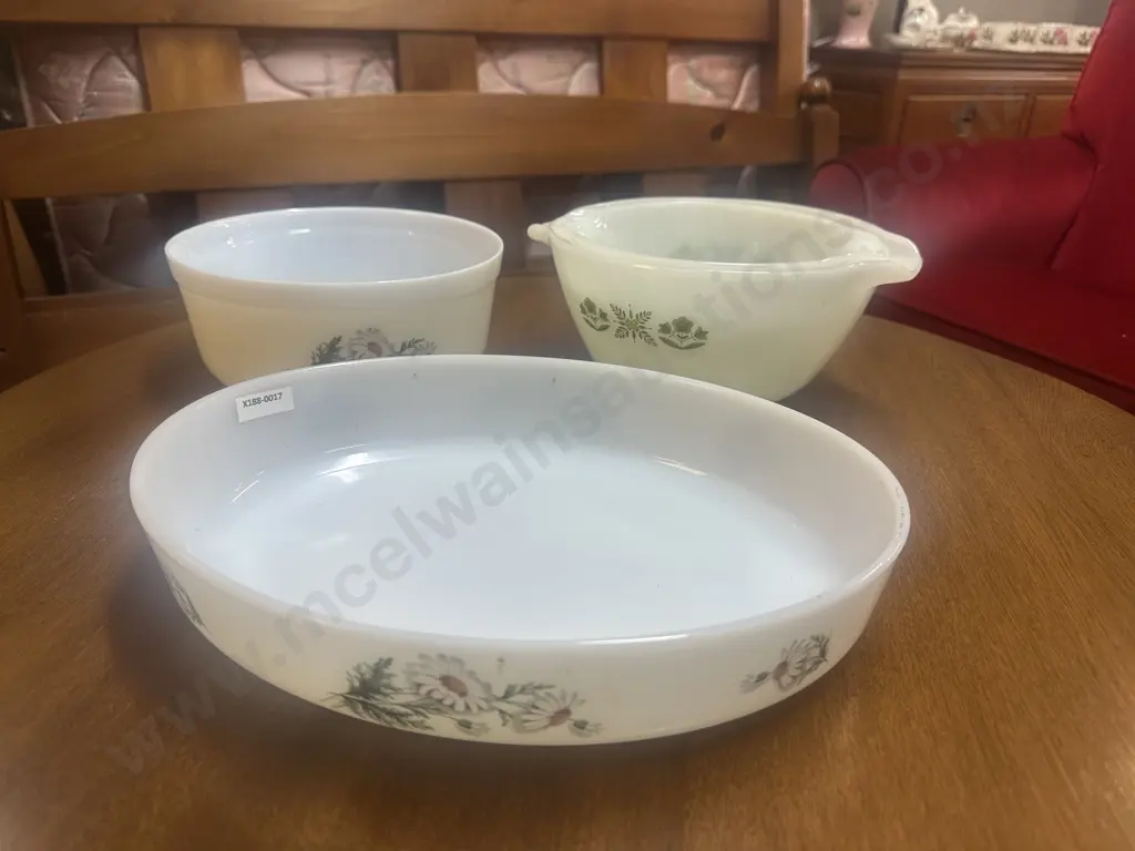 Two Anchor Hocking pouring bowls with two French Daisy Bowls Image 1++