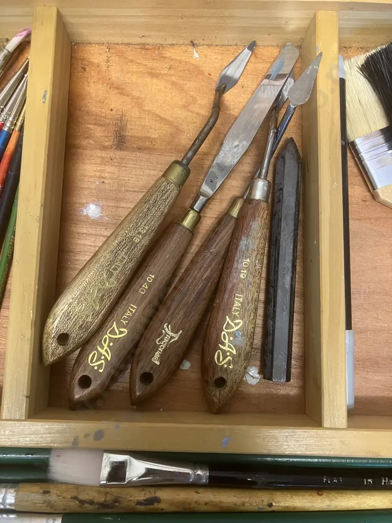 Wooden Artists Case With Brushes & Pallet Knives Image 1++