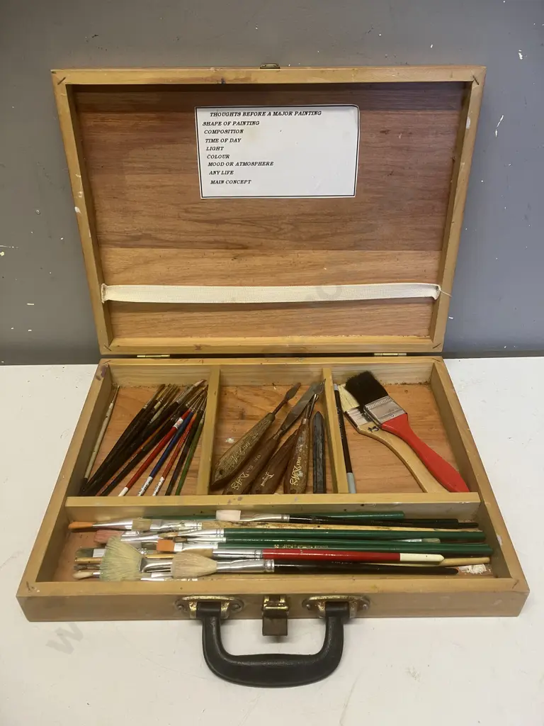 Wooden Artists Case With Brushes & Pallet Knives Image 1++