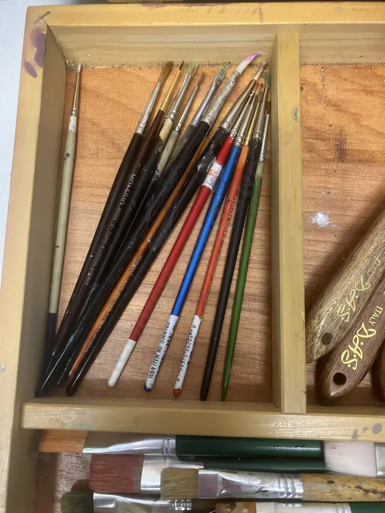 Wooden Artists Case With Brushes & Pallet Knives Image 1++