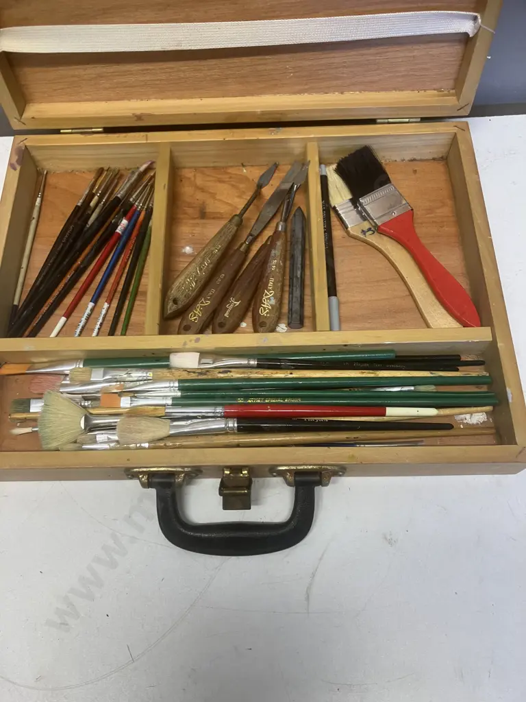 Wooden Artists Case With Brushes & Pallet Knives Image 1++