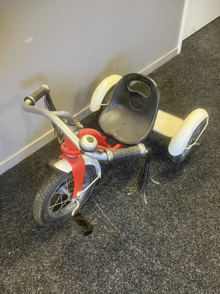 Schwinn Roadster Kids Tricycle Image 1++