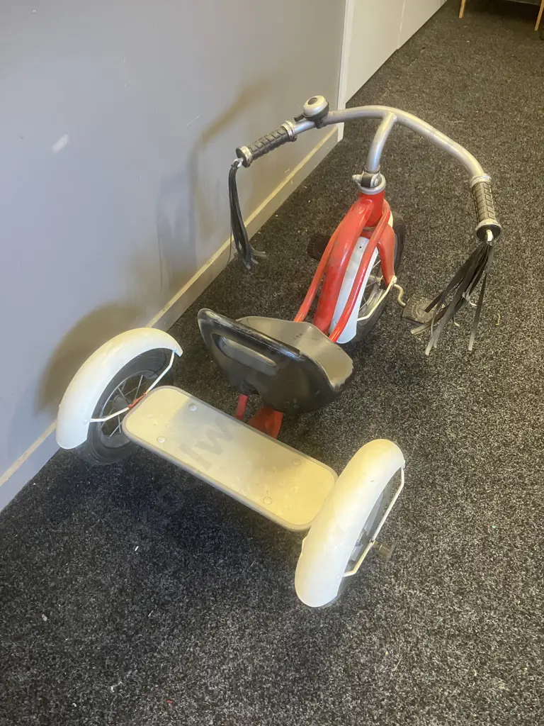 Schwinn Roadster Kids Tricycle Image 1++