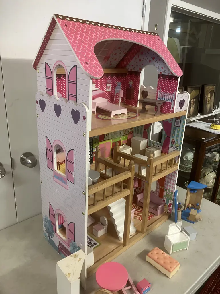 Dolls House With Furniture. H90 W59 D30cm Image 1++