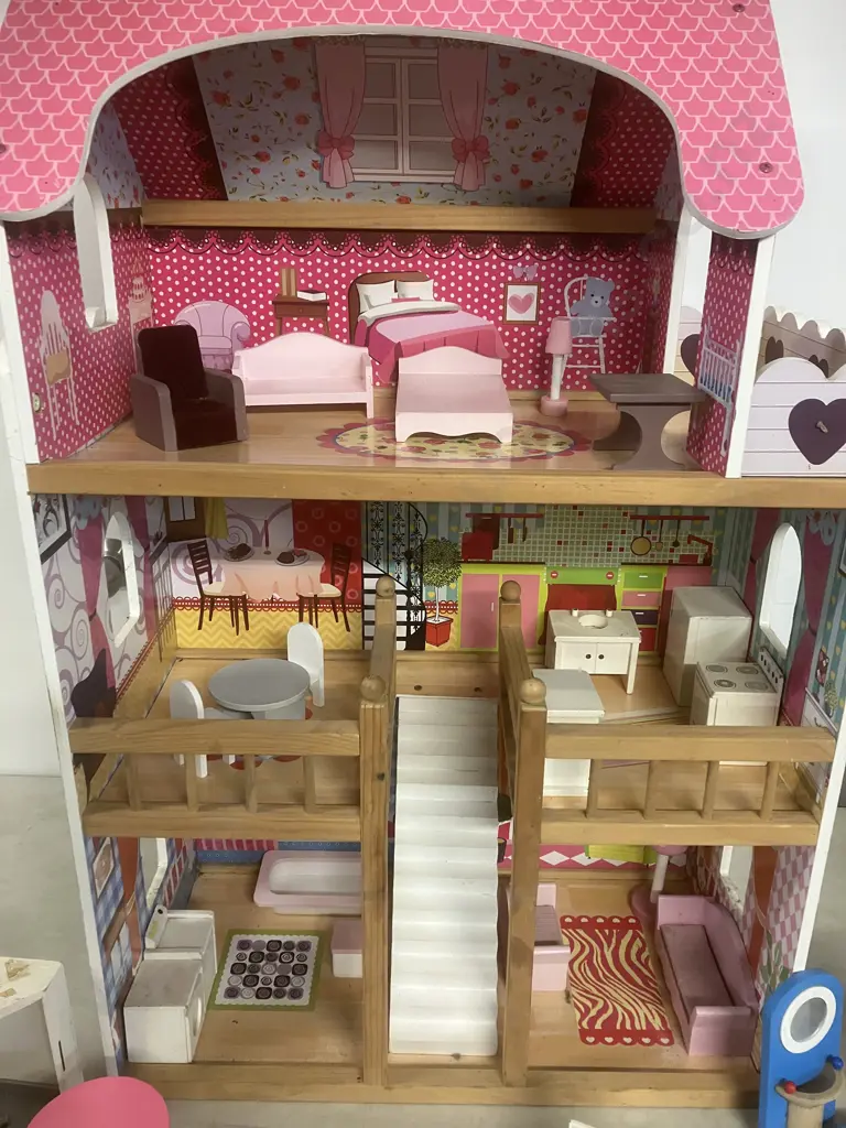 Dolls House With Furniture. H90 W59 D30cm Image 1++