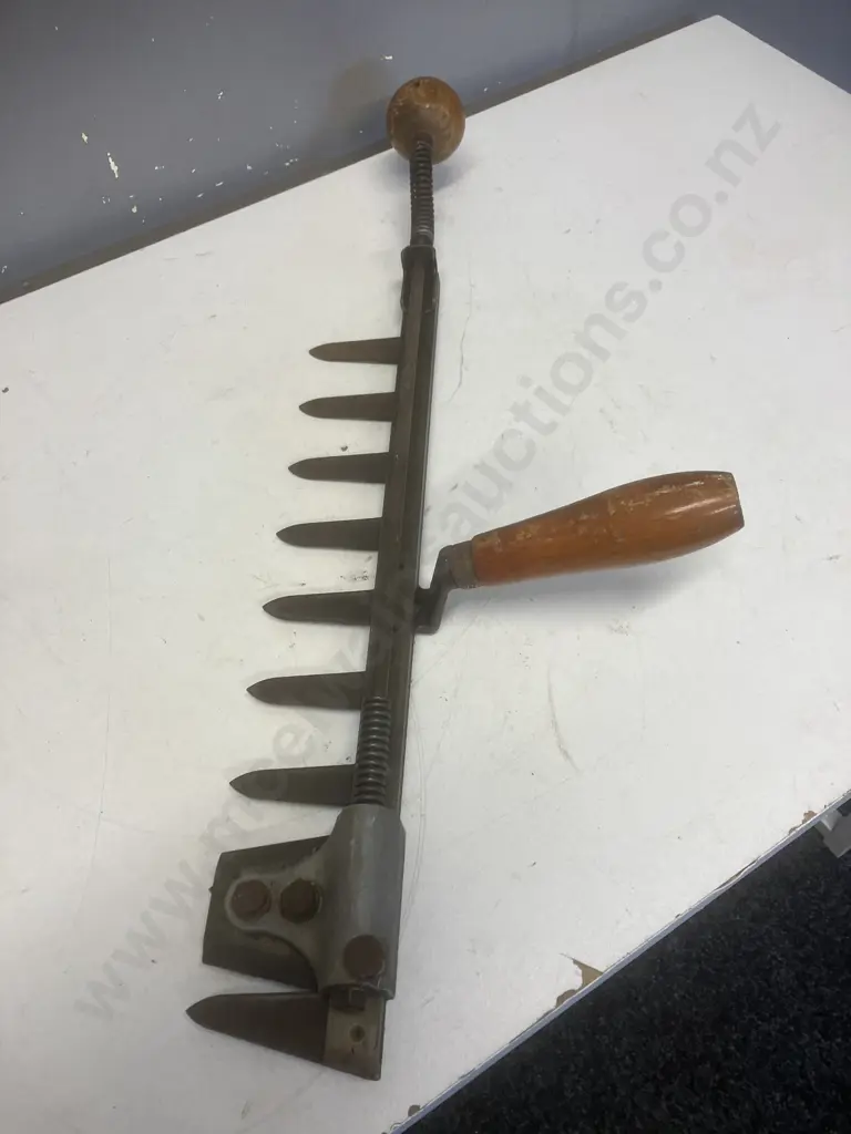 Code Half-Time Hedge trimmer. c1930s England Image 1++