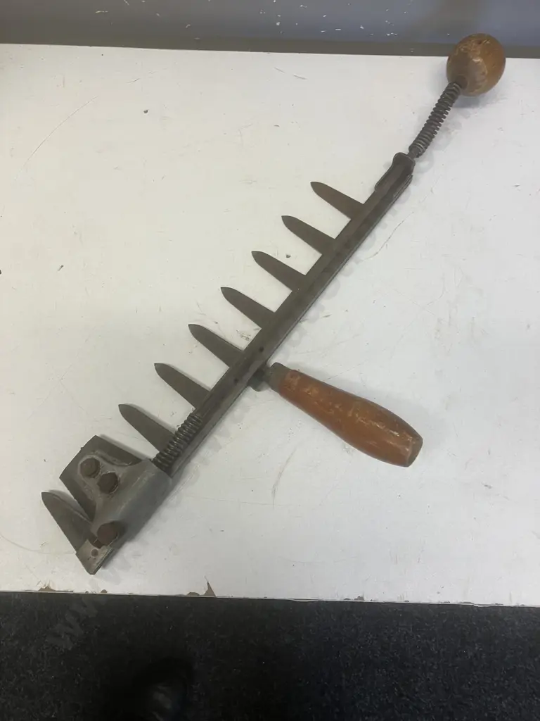 Code Half-Time Hedge trimmer. c1930s England Image 1++