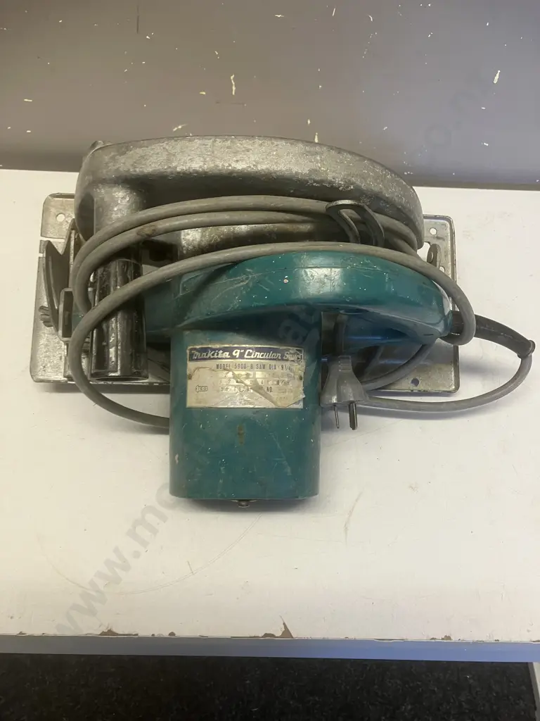 Makita 9" Circular Saw Model 5900-B Image 1++
