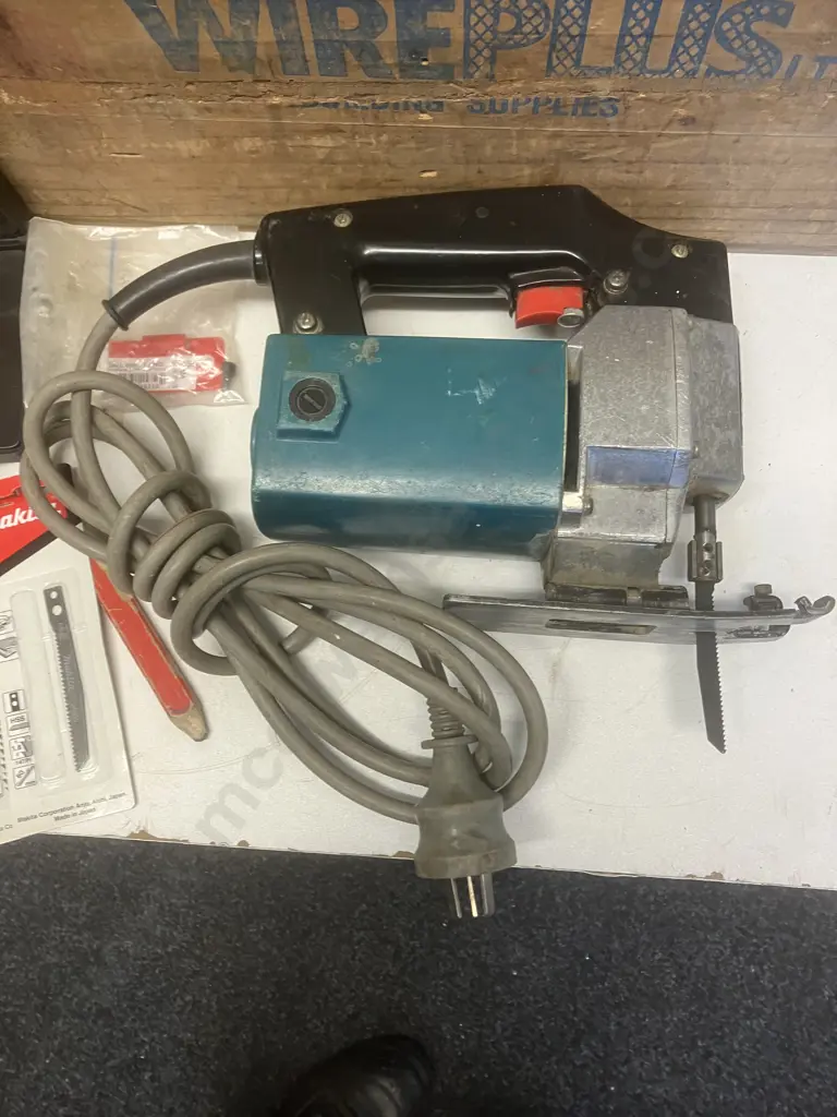 Makita 390W Jigsaw Model 4300BV With Extra Blades In Wooden Box Image 1++