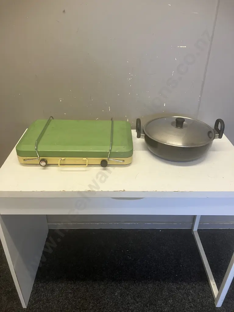 Camp Stove & Pan Image 1++