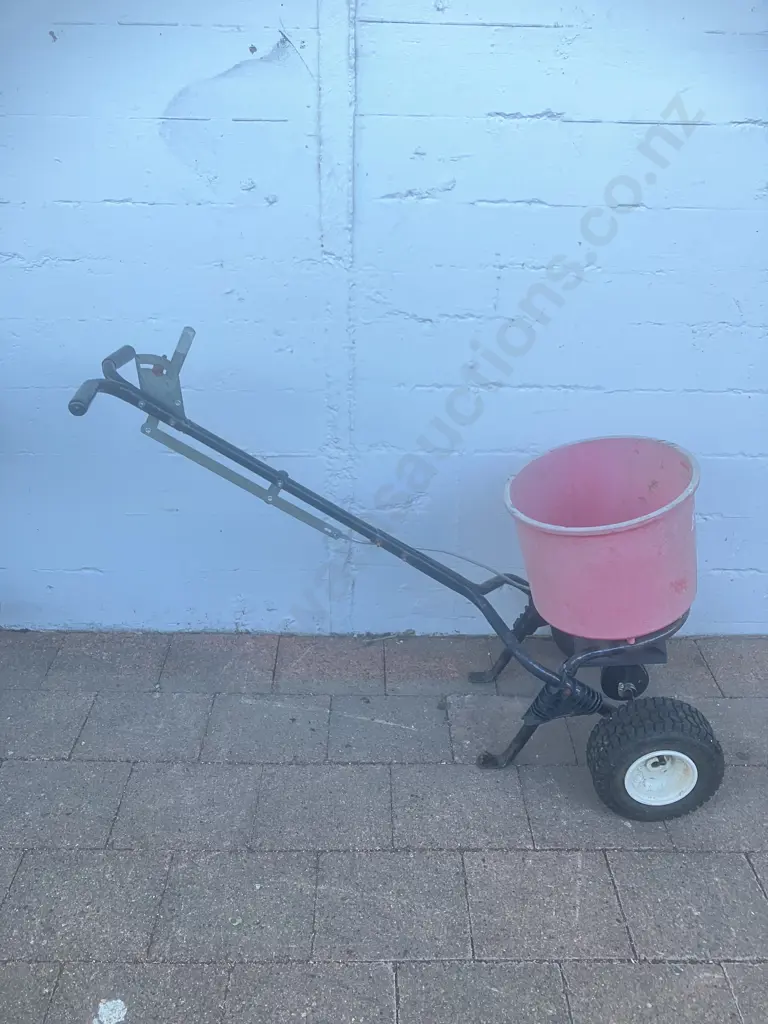 Earthway EV-N-SPRED Broadcast Walk-behind Seed & Fertiliser Spreader Image 1++