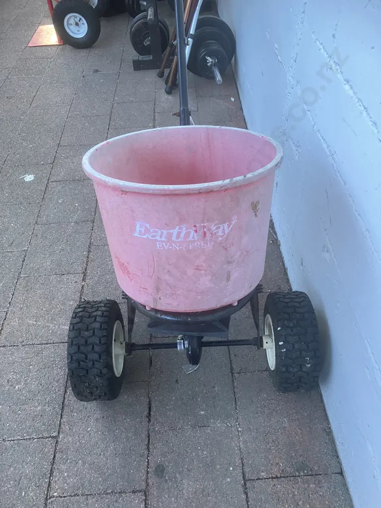 Earthway EV-N-SPRED Broadcast Walk-behind Seed & Fertiliser Spreader Image 1++