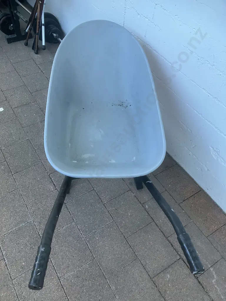 Wheelbarrow With Steel Tray Image 1++