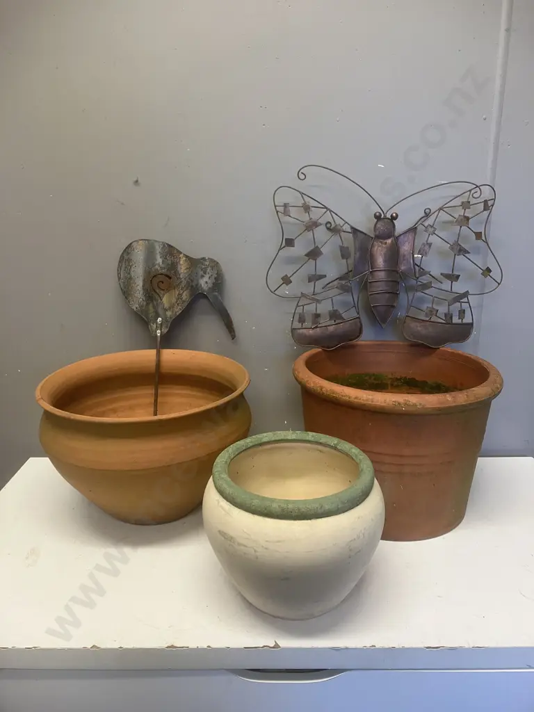 Assorted Garden Pots & Metal Garden Ornaments Image 1++