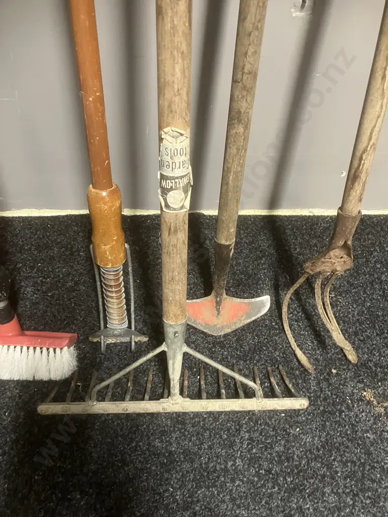 Garden Tools, House Wash Brush Etc Image 1++