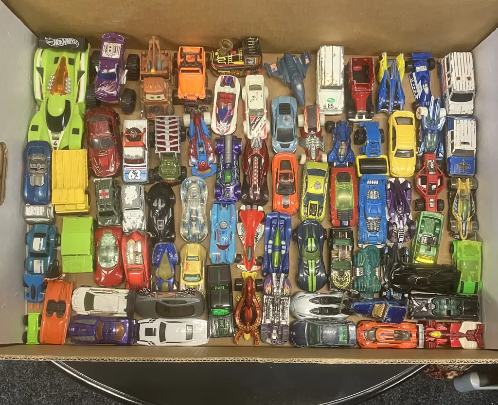 Box Lot Toy Cars Including Matchbox, Hot Wheels, Corgi, Maisto Etc Image 1++