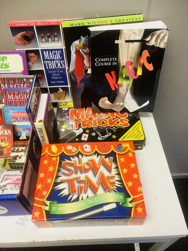 Box lot - Magic Books & Tricks Etc Image 1++